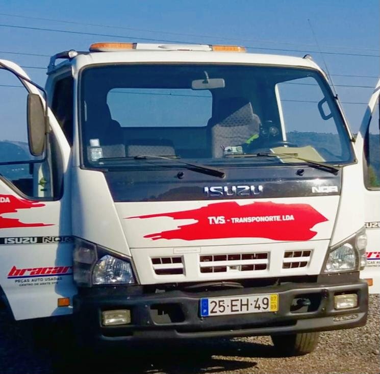 Pronto-socorro branco da TVS Transponorte visto de frente