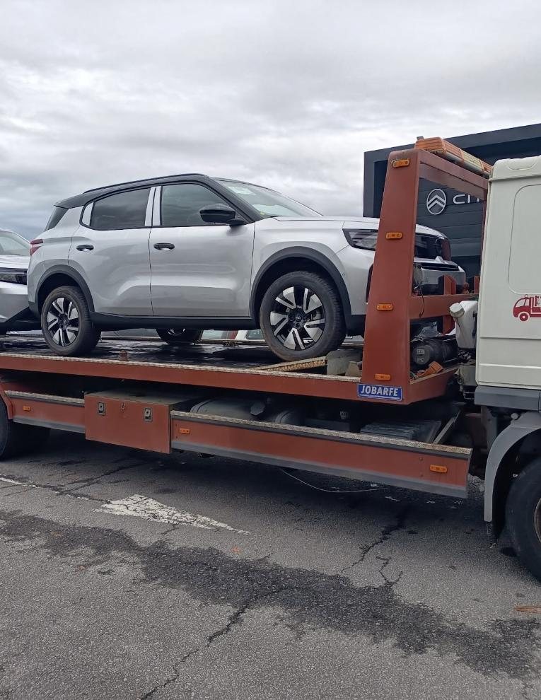 SUV cinzento carregado na plataforma da TVS